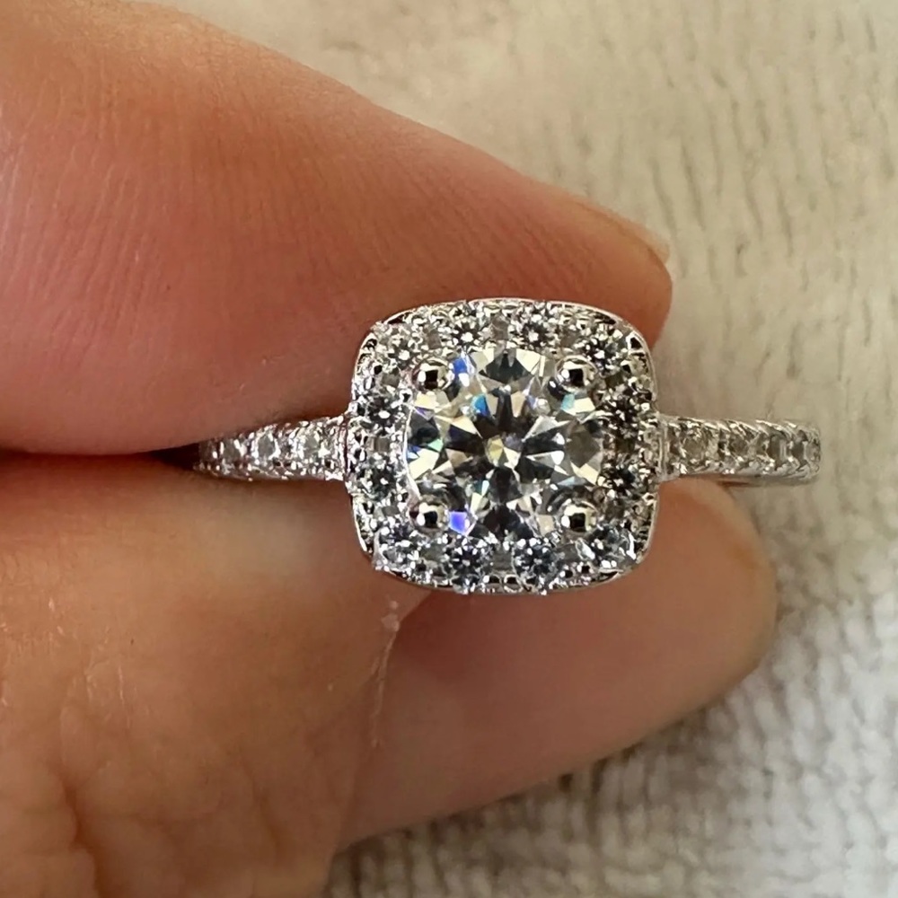 Beautiful 1 ct Moissanite Diamond ring - Picture 2 of 3